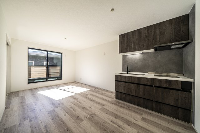 ザ・ハウス天王台　ガレージハウスの居間・リビング|広々としたキッチンでこだわりの料理をお楽しみください。