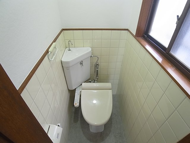 里山町貸家のトイレ|温水洗浄便座付きのトイレ、窓も完備