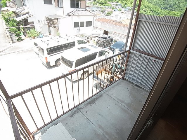 里山町貸家のバルコニー|日当たりの良いバルコニー