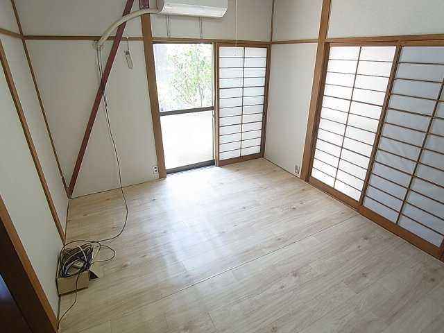 里山町貸家のその他|和室7帖のお部屋は、フローリング風シートを引いてます