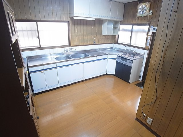 里山町貸家の居間・リビング|窓が多く明るいダイニングスペース