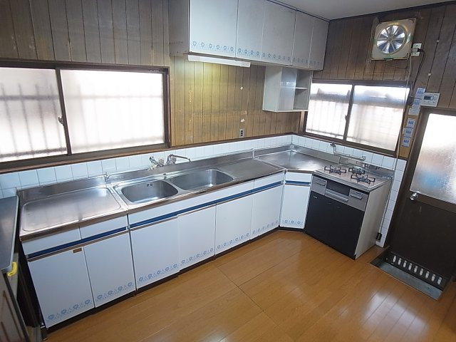 里山町貸家のキッチン|システムキッチン、3口ガスコンログリル付き