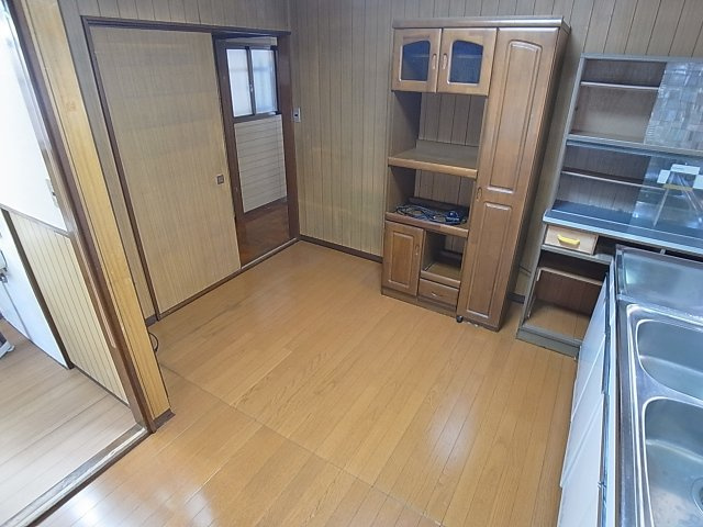 里山町貸家の居間・リビング|ダイニングスペース食器棚も置いています