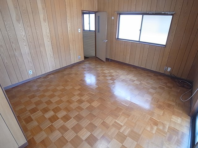 里山町貸家の内装|8.5帖の広々した洋室