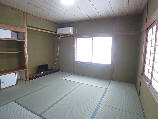里山町貸家の内装|8帖の和室、明るいです