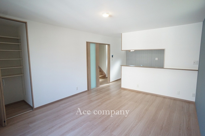 【居間・リビング】 | 東大阪市岩田町1丁目　【A号地】 | 【LDK：15帖】リビングに収納（物入）あります♪