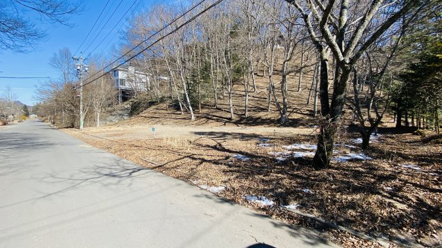 南軽井沢 レイクニュータウン別荘地 管理事務所徒歩圏内の売土地の前面道路含む現地写真
