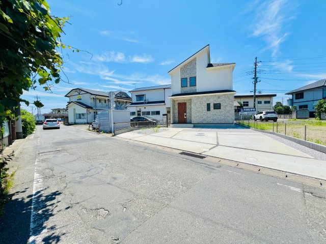 伊勢崎市新栄町の前面道路含む現地写真|暮らしやすい住環境♪