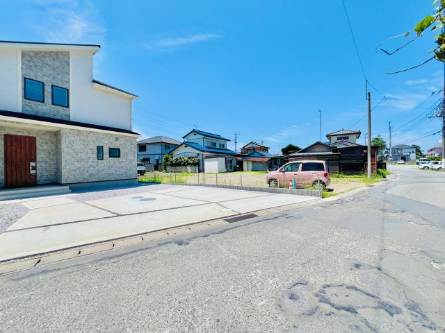 伊勢崎市新栄町の前面道路含む現地写真|間口も広く駐車も楽々♪