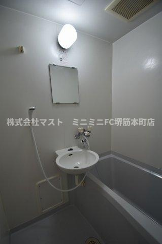 ドミール堺筋本町の独立洗面台