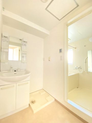 【洗面所】 | ハイツＣＮ | 収納部分にアクセントクロス貼る