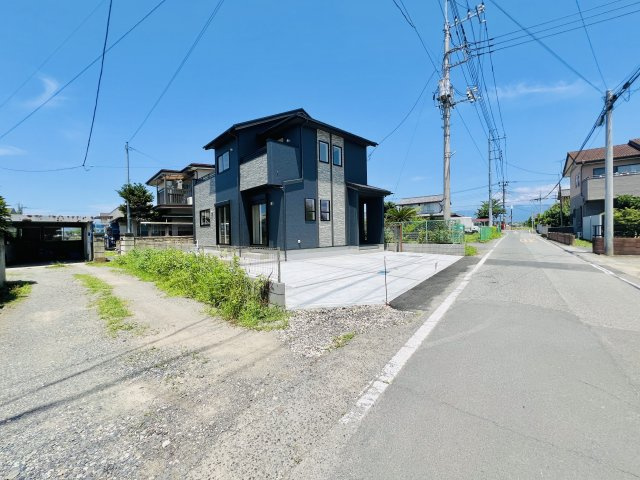 伊勢崎市波志江町の前面道路含む現地写真|駐車スペース2台可◎