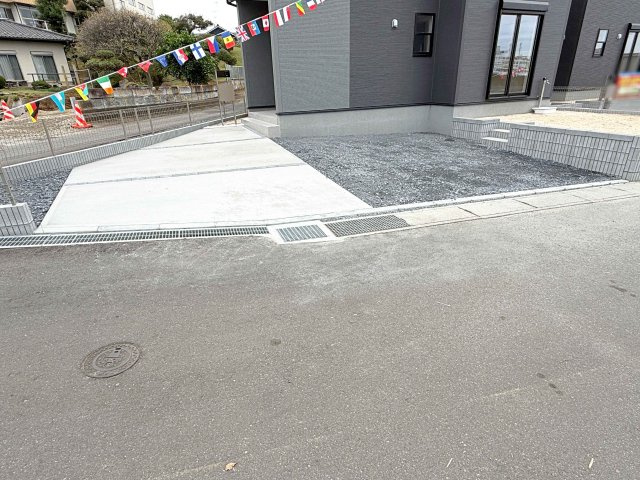 石岡市石岡2丁目第1　新築戸建て　1号棟の駐車場|カースペースは3台完備。ゲスト用のスペースも確保できますね♪