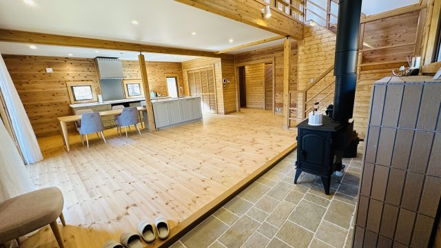 【動画付き】和美リゾート別荘地 築浅中古ログハウスの居間・リビング