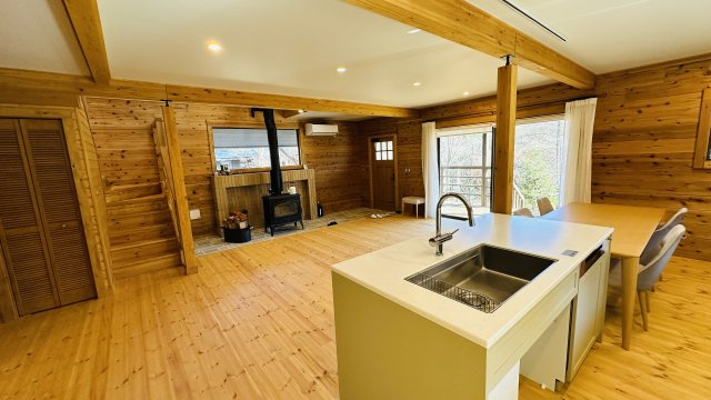 【動画付き】和美リゾート別荘地 築浅中古ログハウスのキッチン