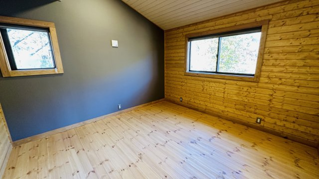 【動画付き】和美リゾート別荘地 築浅中古ログハウスの洋室