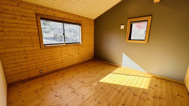 【動画付き】和美リゾート別荘地 築浅中古ログハウスの洋室