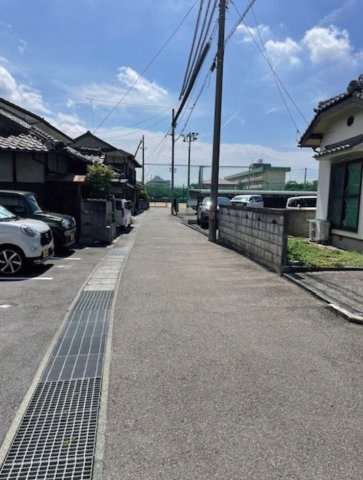 宮西町　中古戸建の前面道路含む現地写真