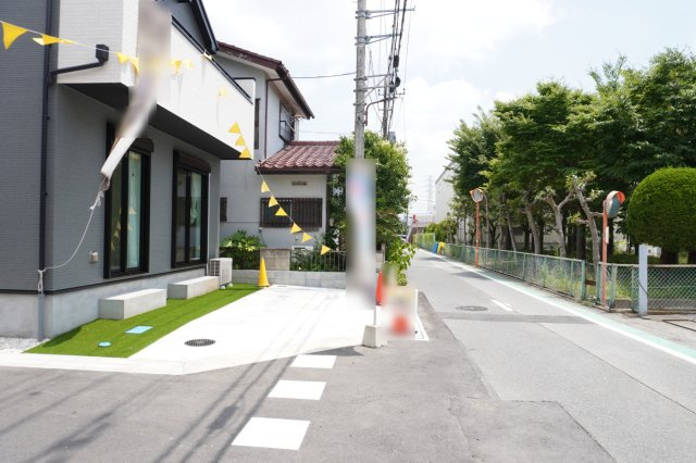 草加市八幡町 新築分譲住宅 全7棟 G号棟の前面道路含む現地写真