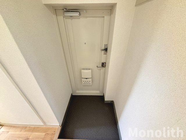 鶴山台34号棟の玄関