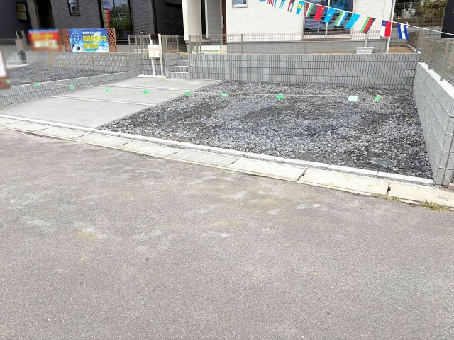 石岡市石岡2丁目第1　新築戸建て　3号棟の駐車場|カースペースは3台完備。ゲスト用のスペースも確保できますね♪