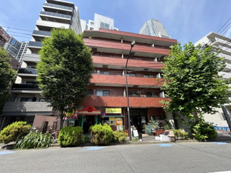 【外観】 | 手入れの行き届いた外壁やエントランスなど、「見ればわかる」レベルで清潔感を保ったマンションです。築年数を感じさせない姿で皆様をお出迎えします。～即日のご見学可能～　お問合せはお気軽にどうぞ。
