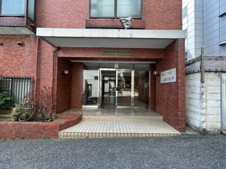 【エントランス】 | お客様を、そして住人を出迎えてくれるマンションのエントランス。ゴミが落ちていないことからも、管理状態の良さや住民の節度の高さが見て取れます。～即日のご見学可能～　お問合せはお気軽にどうぞ。

