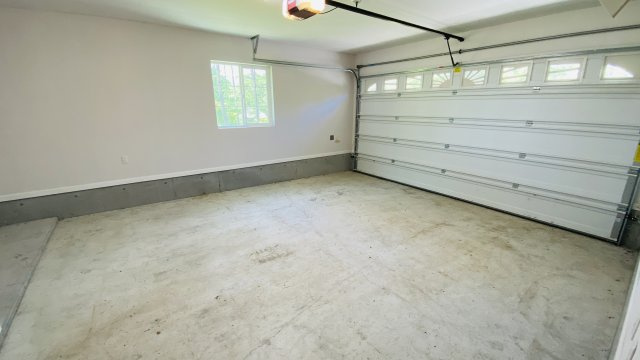 【商談中】千ヶ滝別荘地 あさまテラス 中古戸建の駐車場