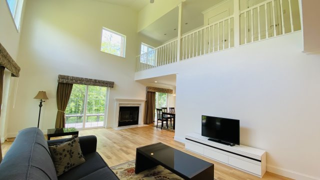 【商談中】千ヶ滝別荘地 あさまテラス 中古戸建の居間・リビング