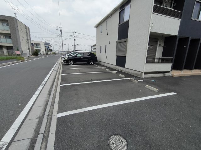 クラルテA棟の駐車場|車をお持ちの方に嬉しい駐車場付きの物件です