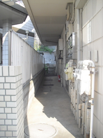 メゾン南太田のロビー|１F共用廊下