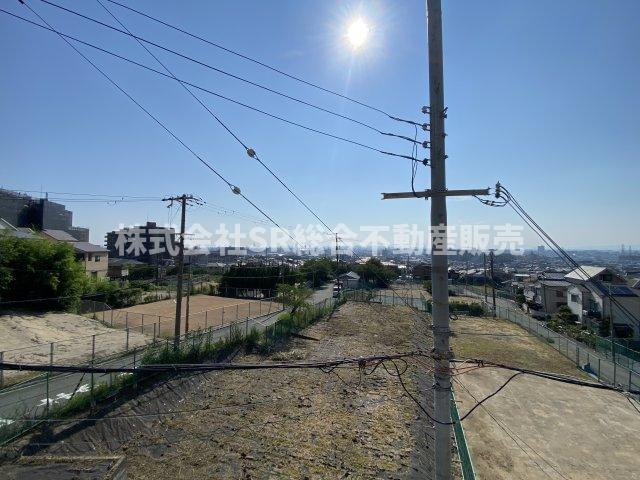 東石切町6丁目中古戸建の前面道路含む現地写真|目の前は日光を遮るものがなく、大阪平野が見渡せます！