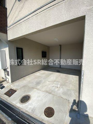 東石切町6丁目中古戸建の駐車場|お車をお持ちの方には嬉しいビルトインガレージがございます！