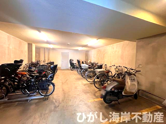 ルネサンス湘南平塚の駐車場|敷地内バイク置場