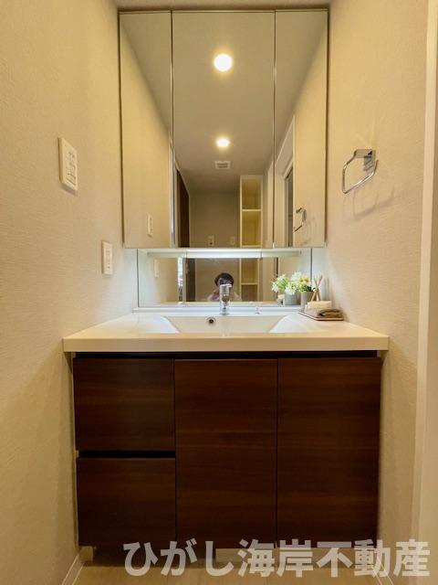 ルネサンス湘南平塚の独立洗面台|新規リフォーム完了！　三面鏡化粧台