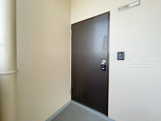 【その他共用部分】 | 皆様をお迎えする、お部屋の玄関ドア。開けやすさや開放角度、ドアノブの操作しやすさや鍵の形状などを、現地で一度ご確認ください。～即日のご見学可能～　お問合せはお気軽にどうぞ。