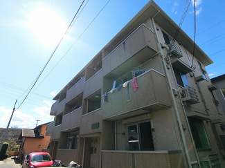 【外観】 | JR南武線「久地」駅まで徒歩8分！便利な立地の3階建てアパートです♪通勤通学はもちろん、お買い物やお出かけにもGood☆