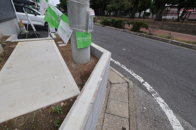 《仲介手数料無料》久喜市吉羽１丁目37-2(3号棟)新築一戸建てクレイドルガーデンの外観|敷地内に電柱が1本入っています
撮影日 2025年10月4日 12:00 曇り