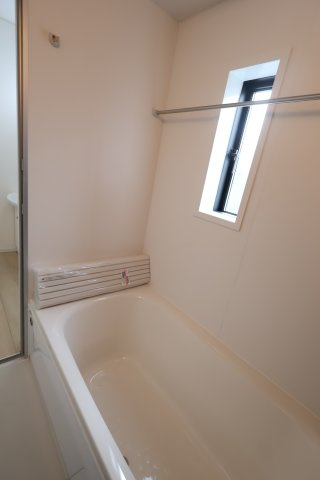 《仲介手数料無料》久喜市吉羽１丁目37-2(3号棟)新築一戸建てクレイドルガーデンの浴室|撮影日 2025年10月4日 12:00 曇り