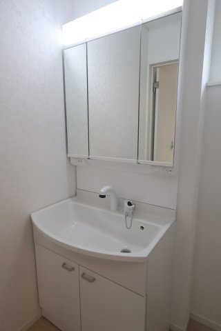 《仲介手数料無料》久喜市吉羽１丁目37-2(3号棟)新築一戸建てクレイドルガーデンの独立洗面台|撮影日 2025年10月4日 12:00 曇り