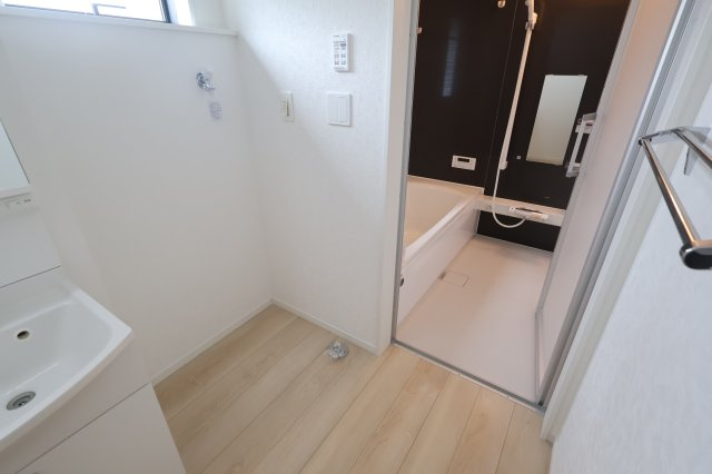 《仲介手数料無料》久喜市吉羽１丁目37-2(3号棟)新築一戸建てクレイドルガーデンのランドリースペース|撮影日 2025年10月4日 12:00 曇り