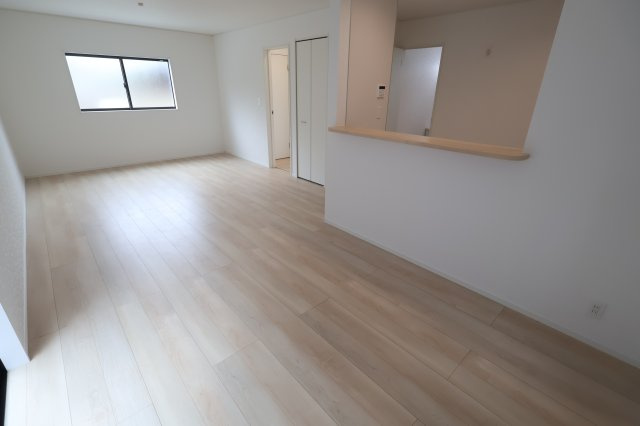 《仲介手数料無料》久喜市吉羽１丁目37-2(3号棟)新築一戸建てクレイドルガーデンの居間・リビング|撮影日 2025年10月4日 12:00 曇り
