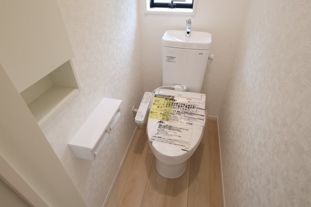 《仲介手数料無料》久喜市吉羽１丁目37-2(3号棟)新築一戸建てクレイドルガーデンのトイレ|撮影日 2025年10月4日 12:00 曇り