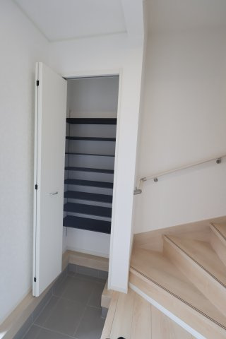 《仲介手数料無料》久喜市吉羽１丁目37-2(3号棟)新築一戸建てクレイドルガーデンの玄関|撮影日 2025年10月4日 12:00 曇り