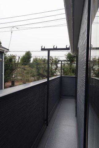 《仲介手数料無料》久喜市吉羽１丁目37-2(3号棟)新築一戸建てクレイドルガーデンのバルコニー|撮影日 2025年10月4日 12:00 曇り