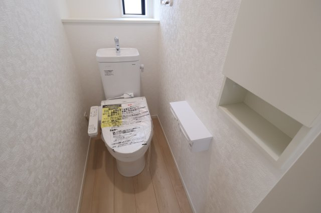 《仲介手数料無料》久喜市吉羽１丁目37-2(3号棟)新築一戸建てクレイドルガーデンのトイレ|撮影日 2025年10月4日 12:00 曇り