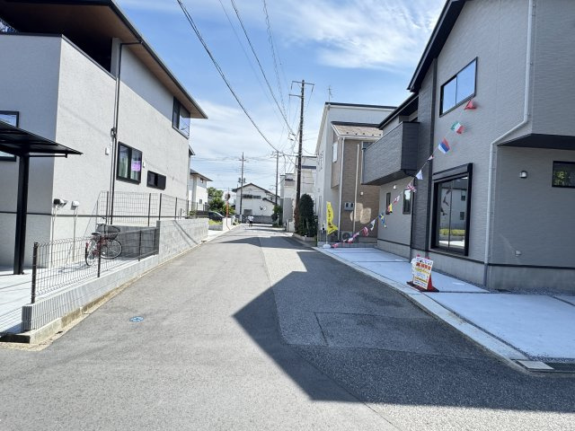 松戸市横須賀１丁目新築戸建【横須賀小学校：7分】の前面道路含む現地写真|東側前面道路・幅員約5.9ｍ