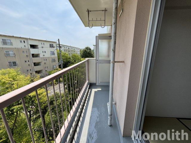 鶴山台40号棟のバルコニー