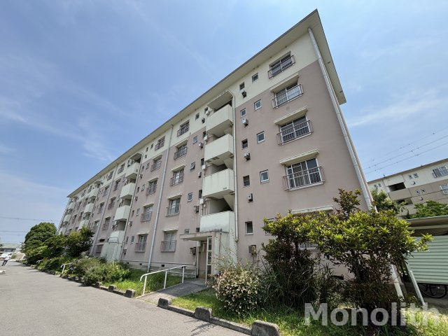 鶴山台40号棟の外観