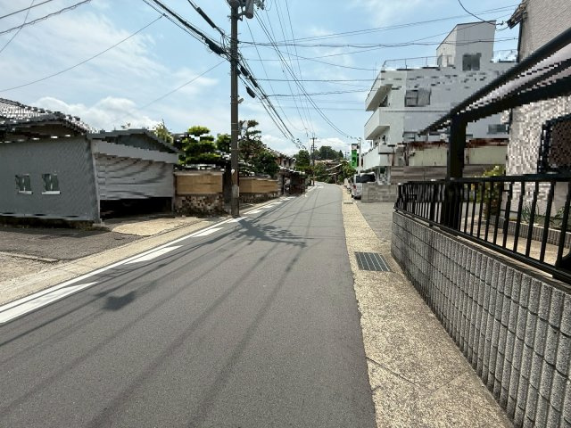 樫原下ノ町土地の前面道路含む現地写真|前面道路幅員約6mです